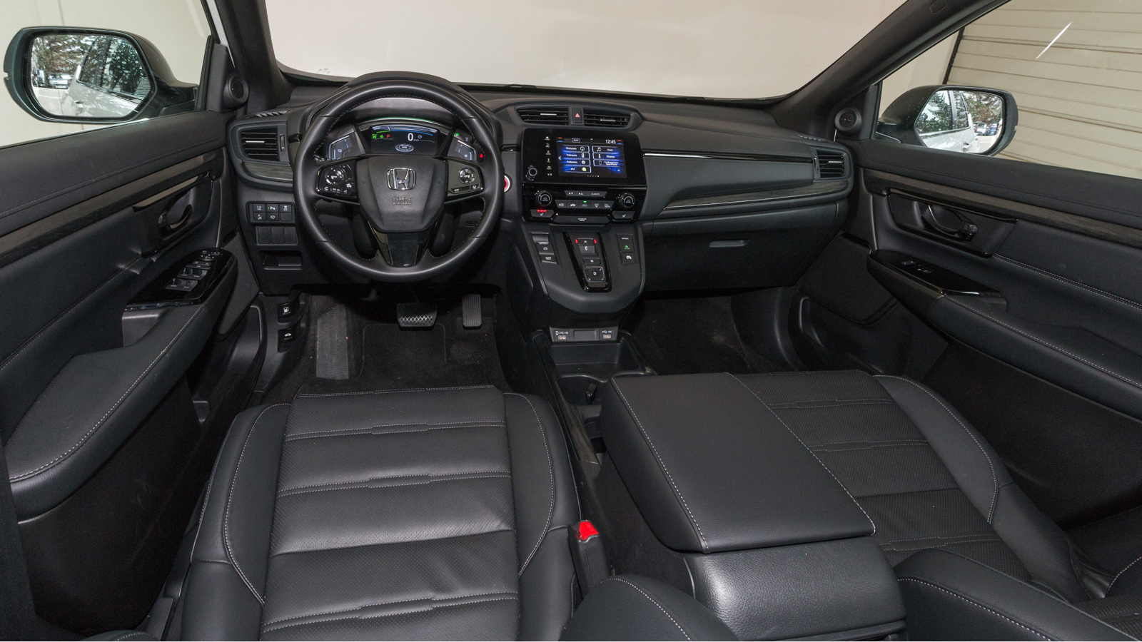 Εσωτερικό με μαύρο δέρμα, ανάγλυφα καθίσματα, φιλέτα ξύλου και μαλακά υλικά δεν συναντάς συχνά. Στο CR-V είναι στο στάνταρ εξοπλισμό της έκδοσης Sport